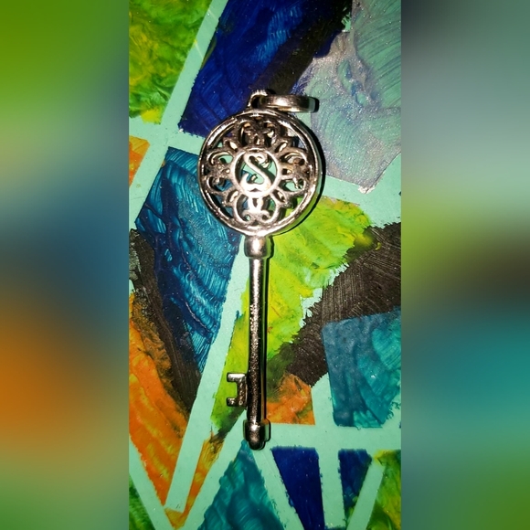 Vintage & Discontinued Open Hearts Key Pendant by Jane Seymore - Picture 3 of 4